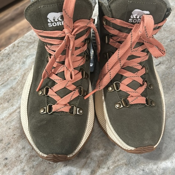 SOREL OUT N ABOUT CONQUEST BOOT
Size 7 NWT green,cream, coral,gray waterproof - Picture 3 of 16